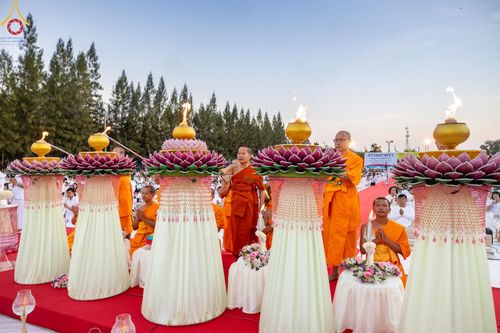 ภาพ No.192717:พิธีจุดประทีปถวายเป็นพุทธบูชา และบูชาธรรมมหาปูชนียาจารย์ ณ อนุสรณ์สถานคลองบางนางแท่น อ.สามพราน จ.นครปฐม ในโครงการธรรมยาตรา กตัญญูบูชา มหาปูชนียาจารย์ พระมงคลเทพมุนี(สด จนฺทสโร) พระผู้ปราบมาร อนุสรณ์สถาน 7 แห่ง ปีที่ 13 วันที่ 10 มกราคม พ.ศ. 2568