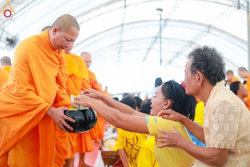 ภาพ No.146516:มหาสังฆทานถวายเป็นพุทธบูชาครั้งยิ่งใหญ่ โครงการทำบุญตักบาตร เพื่อถวายเป็นพระราชกุศล เนื่องในโอกาสมหามงคลเฉลิมพระชนมพรรษา พระบาทสมเด็จพระเจ้าอยู่ห้วฯ ทรงเจริญพระชนมพรรษา 6 รอบ 72 พรรษา