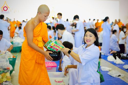 ภาพ No.223414:วันวิสาขบูชา วันอาทิตย์ที่ 11 พฤษภาคม พ.ศ. 2568 พิธีตักบาตร และปฎิบัติธรรม ณ สภาธรรมกายสากล วัดพระธรรมกาย