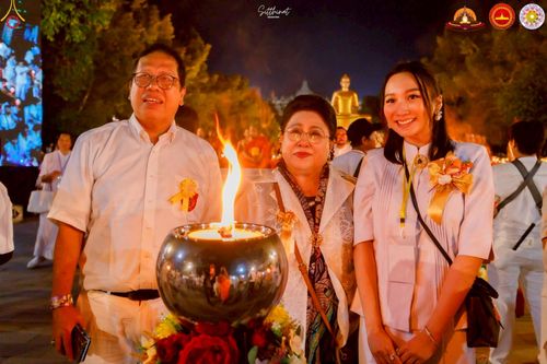 ภาพ No.224551:วันจันทร์ที่ 12 พฤษภาคม พ.ศ. 2568  ชาวพุทธในอินโดนีเซีย ร่วมฉลองวิสาขบูชาจุดประทีปกว่า 200,000 ดวง ณ พระมหาเจดีย์บรมพุทโธ  เจริญพุทธมนต์ถวาย “พระวชิรเกล้าเจ้าอยู่หัว”