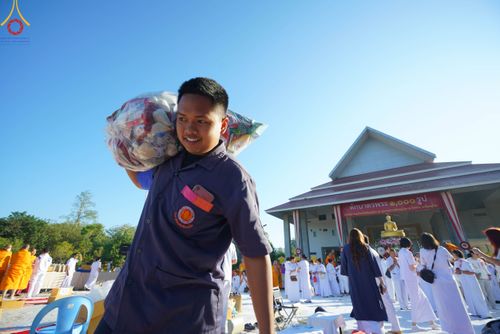 ภาพ No.103914:พิธีตักบาตรพระ 1,000 รูป ครั้งที่ 7 ถวายเป็นพุทธบูชา เพื่อช่วยเหลือคณะสงฆ์ 323 วัด 4 จังหวัดชายแดนภาคใต้ และถวายแด่คณะสงฆ์จังหวัดพิษณุโลก ณ ลานธรรมธุดงคสถานพิษณุโลก อ.วังทอง จ.พิษณุโลก วันที่ 24 ธันวาคม พ.ศ. 2566