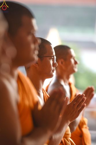 ภาพ No.201374:พระธรรมยาตราปฏิบัติธรรม และถ่ายภาพหมู่ประวัติศาสตร์ ณ อาคารธรรมยาตรา กตัญญูบูชามหาปูชนียาจารย์  ตรงข้ามวัดปากน้ำภาษีเจริญ จ.กรุงเทพมหานคร ในโครงการธรรมยาตรา กตัญญูบูชา มหาปูชนียาจารย์ พระมงคลเทพมุนี(สด จนฺทสโร) พระผู้ปราบมาร อนุสรณ์สถาน 7 แห่ง ปีที่ 13