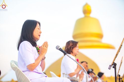 ภาพ No.201100:พิธีตักบาตรพระธรรมยาตรา ณ อนุสรณ์สถานลำดับที่ 5 สถานที่เผยแผ่วิชชาธรรมกายครั้งแรก อนุสรณ์สถานบางปลา วัดบางปลา อำเภอบางเลน จังหวัดนครปฐม ในโครงการธรรมยาตรา กตัญญูบูชา มหาปูชนียาจารย์ พระมงคลเทพมุนี(สด จนฺทสโร) พระผู้ปราบมาร อนุสรณ์สถาน 7 แห่ง ปีที่ 13