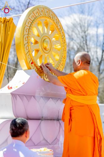 ภาพ No.62451:คณะศิษยานุศิษย์รวมใจสถาปนาและสมโภช ธรรมจักร เพื่ออัญเชิญประดิษฐาน ณ ยอดอุโบสถ 80 ปี หลวงพ่อธัมมชโย วัดพระธรรมกายนิวเจอร์ซี ประเทศสหรัฐอเมริกา  วันอาทิตย์ที่ 7 เมษายน พ.ศ. 2567