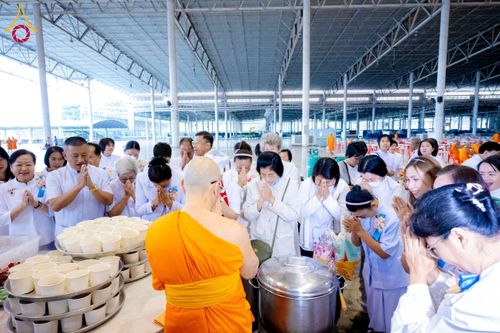 ภาพ No.202757:พิธีถวายภัตตาหารเป็นสังฆทาน แด่พระธรรมยาตรา ณ วัดพระธรรมกาย ตำบลคลองสาม อำเภอคลองหลวง จังหวัดปทุมธานี ในโครงการธรรมยาตรา กตัญญูบูชา มหาปูชนียาจารย์ พระมงคลเทพมุนี(สด จนฺทสโร) พระผู้ปราบมาร อนุสรณ์สถาน 7 แห่ง ปีที่ 13 วันที่ 28 มกราคม พ.ศ. 2568