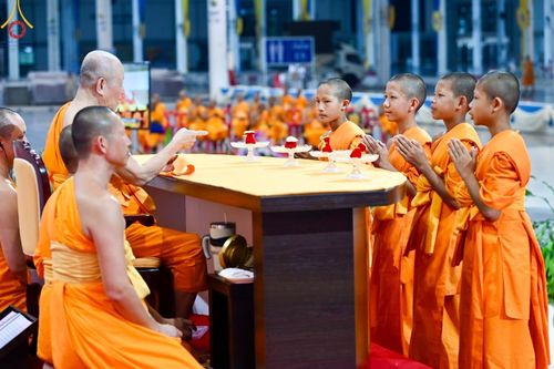 ภาพ No.153269:พิธีมุทิตาสักการะ พระภิกษุ-สามเณร ผู้สอบไล่ได้เปรียญธรรม ประโยค 1-2 ถึงประโยค ป.ธ.9 และบาลีศึกษา ประโยค1-2 ถึง บ.ศ.9 , พิธีมอบดวงแก้วสามเณรผู้ทรงบาลีไวยากรณ์ วัดพระธรรมกาย และ ศูนย์ส่งเสริมศีลธรรมในประเทศและต่างประเทศ วันอาทิตย์ที่ 8 กันยายน พ.ศ.2567