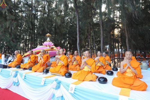 ภาพ No.289287:วันที่ 7 มกราคม พ.ศ. 2569 พิธีตักบาตรพระธรรมยาตรา ณ อนุสรณ์สถานลำดับที่ 1 สถานที่เกิดด้วยรูปกายเนื้อ อนุสรณ์สถานมหาวิหารพระมงคลเทพมุนี (โลตัสแลนด์) อ.สองพี่น้อง จ.สุพรรณบุรี ในโครงการธรรมยาตรา กตัญญูบูชา มหาปูชนียาจารย์ พระมงคลเทพมุนี(สด จนฺทสโร) พระผู้ป