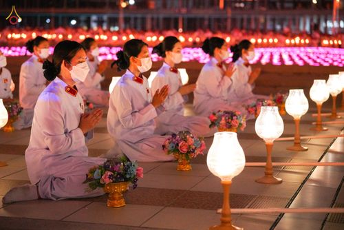 ภาพ No.81893:พิธีจุดวิสาขประทีปและเวียนประทักษิณ เนื่องในวันวิสาขบูชา วันเสาร์ที่ 3 มิถุนายน 2566 ณ ลานธรรมพระมหาธรรมกายเจดีย์ วัดพระธรรมกาย จ.ปทุมธานี