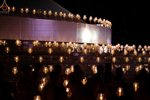 ภาพ No.70293:พิธีจุดประทีปถวายเป็นพุทธบูชา และบูชาธรรมมหาปูชนียาจารย์ ในโครงการธรรมยาตรากตัญญูบูชา มหาปูชนียาจารย์ พระมงคลเทพมุนี(สด จนฺทสโร) พระผู้ปราบมาร ปีที่ 11 ณ อนุสรณ์สถานลำดับที่ 2 สถานที่ตั้งมโนปณิธานบวชตลอดชีวิต อนุสรณ์สถานคลองบางนางแท่น อ.สามพราน จ.นครปฐม 