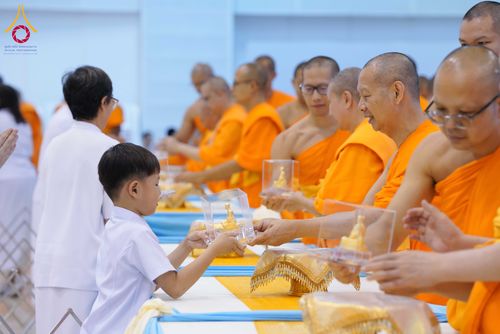 ภาพ No.338100:วันอาทิตย์ต้นเดือน 5 กรกฎาคม พ.ศ.2569 สัมมนาพิเศษ พิธีมอบพระของขวัญ ณ ห้องแก้วสารพัด1 วัดพระธรรมกาย