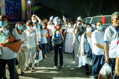 ภาพ No.73508:พิธีจุดประทีปถวายเป็นพุทธบูชา และบูชาธรรมมหาปูชนียาจารย์ ในโครงการธรรมยาตรากตัญญูบูชา มหาปูชนียาจารย์ พระมงคลเทพมุนี(สด จนฺทสโร) พระผู้ปราบมาร ปีที่ 11 ณ อนุสรณ์สถานลำดับที่ 4 สถานที่เกิดด้วยกายธรรม วัดโบสถ์ (บน) บางคูเวียง อ.บางกรวย จ.นนทบุรี วันที่ 21 