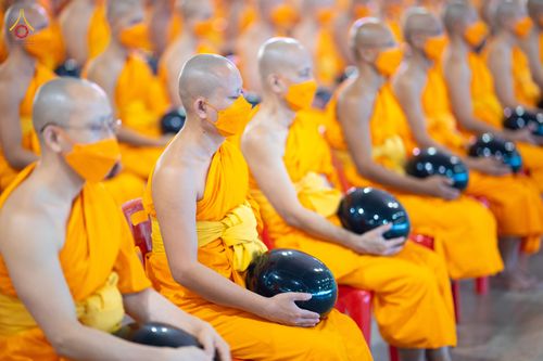 ภาพ No.76730:พิธีตักบาตรข้าวสารอาหารแห้ง  ณ บ้านแก้วเรือนทองคุณยายฯ สภาธรรมกายสากล  วัดพระธรรมกาย จ.ปทุมธานี  ในวันอาทิตย์ต้นเดือนที่ 6 มีนาคม พ.ศ. 2566