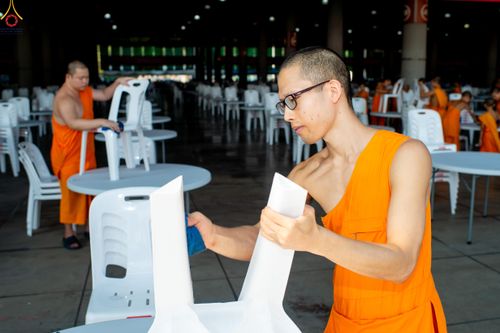 ภาพ No.322292:วันที่ 15 เมษายน พ.ศ.2569 การเตรียมงาน เช็ดโต๊ะ เก้าอี้ ปูผ้าโต๊ะฉัน เพื่องานถวายมหาสังฆทาน 40,000 กว่าวัดทั่วประเทศ วันคุ้มครองโลก 22 เมษายน พ.ศ.2569 วัดพระธรรมกาย