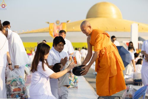 ภาพ No.279925:วันที่ 1 มกราคม พ.ศ.2569 พิธีตักบาตรในวันขึ้นปีใหม่ ณ ลานธรรม วัดพระธรรมกาย