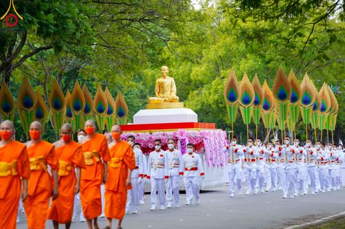 ภาพ No.89091:พิธีอัญเชิญรูปหล่อทองคำ  คุณยายอาจารย์มหารัตนอุบาสิกาจันทร์ ขนนกยูง เพื่อประดิษฐาน ณ มหาวิหารคุณยายอาจารย์ฯ เนื่องในวันครูผู้ค้นพบวิชชาธรรมกาย วันศุกร์ที่ 29 กันยายน พ.ศ. 2566