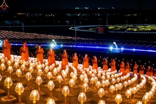 ภาพ No.90269:พิธีจุดประทีป 20,000 ดวง บูชาพระมหาธรรมกายเจดีย์ และบูชาพระมงคลเทพมุนี(สด จนฺทสโร) พระผู้ปราบมาร วันอังคารที่ 10 ตุลาคม พ.ศ. 2566 ณ ลานธรรมพระมหาธรรมกายเจดีย์ วัดพระธรรมกาย จ.ปทุมธานี
