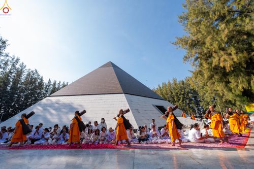 ภาพ No.292786:วันที่ 11 มกราคม พ.ศ. 2569 พิธีต้อนรับพระธรรมยาตรา ณ อนุสรณ์สถานลำดับที่ 3 สถานที่เกิดในเพศสมณะ วัดสองพี่น้อง อำเภอสองพี่น้อง จังหวัดสุพรรณบุรี ในโครงการธรรมยาตรา กตัญญูบูชา มหาปูชนียาจารย์ พระมงคลเทพมุนี(สด จนฺทสโร) พระผู้ปราบมาร อนุสรณ์สถาน 7 แห่ง ปีที