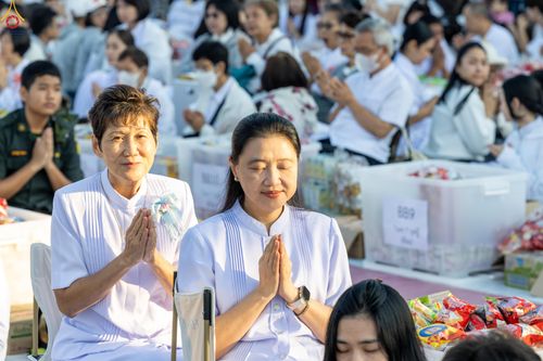 ภาพ No.282634:วันเสาร์ที่ 20 ธันวาคม พ.ศ.2568 พิธีตักบาตรพระ 10,000 รูป (ชุด 2) เนื่องในโอกาส 194 ปี จังหวัดกาญจนบุรี และอุทิศส่วนกุศลให้แด่บรรพชนทั้งหลาย บริเวณถนนสองแคว (Skywalk) เมืองกาญจนบุรี