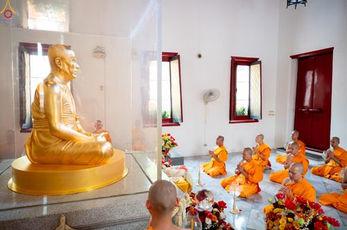 ภาพ No.296816:วันที่ 17 มกราคม พ.ศ. 2569 พิธีจุดประทีปถวายเป็นพุทธบูชา และบูชาธรรมมหาปูชนียาจารย์  ณ วัดโบสถ์บน ต.บางคูเวียง จ.นนทบุรี อนุสรณ์สถานลำดับที่ 4 สถานที่เกิดด้วยกายธรรม ในโครงการธรรมยาตรา กตัญญูบูชา มหาปูชนียาจารย์ พระมงคลเทพมุนี(สด จนฺทสโร) พระผู้ปราบมาร อ