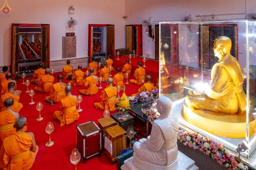 ภาพ No.294090:วันที่ 13 มกราคม พ.ศ. 2569 พิธีจุดประทีปถวายเป็นพุทธบูชา และบูชาธรรมมหาปูชนียาจารย์  (ภาพชุดที่ 2) ณ วัดสองพี่น้อง ต.ต้นตาล อ.สองพี่น้อง จ.สุพรรณบุรี ในโครงการธรรมยาตรา กตัญญูบูชา มหาปูชนียาจารย์ พระมงคลเทพมุนี(สด จนฺทสโร) พระผู้ปราบมาร อนุสรณ์สถาน 7 แห่