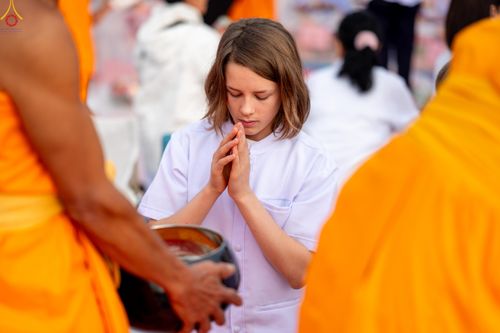 ภาพ No.302707:วันที่ 24 มกราคม พ.ศ. 2569 พิธีตักบาตรพระธรรมยาตรา(ภาพชุดที่ 2) ณ อนุสรณ์สถานลำดับที่ 5 สถานที่เผยแผ่วิชชาธรรมกายครั้งแรก อนุสรณ์สถานบางปลา วัดบางปลา อำเภอบางเลน จังหวัดนครปฐม ในโครงการธรรมยาตรา กตัญญูบูชา มหาปูชนียาจารย์ พระมงคลเทพมุนี(สด จนฺทสโร) พระผู