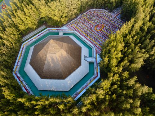 ภาพ No.287539:วันที่ 3 มกราคม พ.ศ. 2569 พิธีต้อนรับพระธรรมยาตรา ในโครงการธรรมยาตรา กตัญญูบูชา มหาปูชนียาจารย์ พระมงคลเทพมุนี(สด จนฺทสโร) พระผู้ปราบมาร อนุสรณ์สถาน 7 แห่ง ปีที่ 14 ณ อนุสรณ์สถานมหาวิหารพระมงคลเทพมุนี (โลตัสแลนด์) อ.สองพี่น้อง จ.สุพรรณบุรี