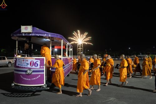 ภาพ No.282541:วันเสาร์ที่ 20 ธันวาคม พ.ศ.2568 พิธีตักบาตรพระ 10,000 รูป (ชุด 2) เนื่องในโอกาส 194 ปี จังหวัดกาญจนบุรี และอุทิศส่วนกุศลให้แด่บรรพชนทั้งหลาย บริเวณถนนสองแคว (Skywalk) เมืองกาญจนบุรี