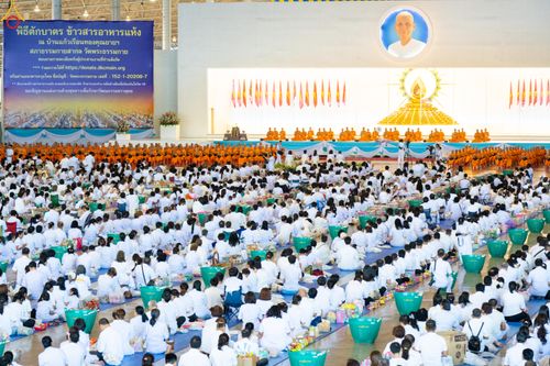 ภาพ No.311295:วันอาทิตย์ต้นเดือนที่ 1 มีนาคม พ.ศ.2569 พิธีตักบาตร และ พิธีบูชาข้าวพระ ณ สภาธรรมกายสากล วัดพระธรรมกาย