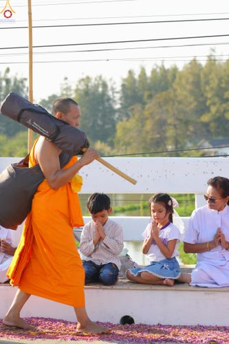 ภาพ No.292880:วันที่ 11 มกราคม พ.ศ. 2569 พิธีต้อนรับพระธรรมยาตรา ณ อนุสรณ์สถานลำดับที่ 3 สถานที่เกิดในเพศสมณะ วัดสองพี่น้อง อำเภอสองพี่น้อง จังหวัดสุพรรณบุรี ในโครงการธรรมยาตรา กตัญญูบูชา มหาปูชนียาจารย์ พระมงคลเทพมุนี(สด จนฺทสโร) พระผู้ปราบมาร อนุสรณ์สถาน 7 แห่ง ปีที