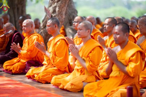 ภาพ No.314190:วันจันทร์ที่ 16 มีนาคม พ.ศ. 2569 พิธีถวายบาตรอัฐบริขาร และพิธีขอนิสัยแก่สามเณรธรรมทายาท 500 รูป ณ วิหารมายาเทวี ประเทศเนปาล