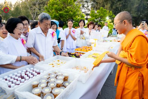 ภาพ No.293526:วันที่ 13 มกราคม พ.ศ. 2569 พิธีถวายภัตตาหารเป็นสังฆทาน แด่พระธรรมยาตรา ณ อนุสรณ์สถานมหาวิหารพระมงคลเทพมุนี (โลตัสแลนด์) อ.สองพี่น้อง จ.สุพรรณบุรี ในโครงการธรรมยาตรา กตัญญูบูชา มหาปูชนียาจารย์ พระมงคลเทพมุนี(สด จนฺทสโร) พระผู้ปราบมาร อนุสรณ์สถาน 7 แห่ง ปี