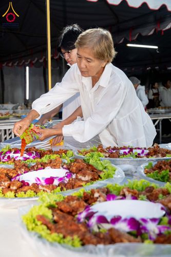 ภาพ No.288273:วันที่ 5 มกราคม พ.ศ. 2569 พิธีถวายภัตตาหารเป็นสังฆทาน แด่พระธรรมยาตรา ในโครงการธรรมยาตรา กตัญญูบูชา มหาปูชนียาจารย์ พระมงคลเทพมุนี(สด จนฺทสโร) พระผู้ปราบมาร อนุสรณ์สถาน 7 แห่ง ปีที่ 14 ณ อนุสรณ์สถานมหาวิหารพระมงคลเทพมุนี (โลตัสแลนด์) อ.สองพี่น้อง จ.สุพรร