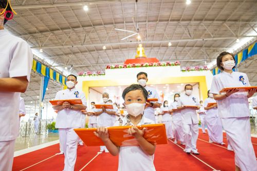 ภาพ No.86340:วันธรรมชัย ปีที่ 55 พิธีทอดผ้าป่ากฐินสมทบครั้งที่1, พิธีเจริญพุทธมนต์ ลูกนิมิตมหาสมบัติฯ พิธีจุดประทีป,พิธีฉลองชัยสวดมนต์บทธัมมจักกัปปวัตนสูตร วันอาทิตย์ที่ 27 สิงหาคม พ.ศ.2566 ณ สภาธรรมกายสากล / มหารัตนวิหารคด วัดพระธรรมกาย