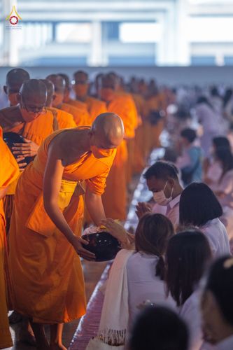 ภาพ No.76821:พิธีตักบาตรข้าวสารอาหารแห้ง  ณ บ้านแก้วเรือนทองคุณยายฯ สภาธรรมกายสากล  วัดพระธรรมกาย จ.ปทุมธานี  ในวันอาทิตย์ต้นเดือนที่ 6 มีนาคม พ.ศ. 2566