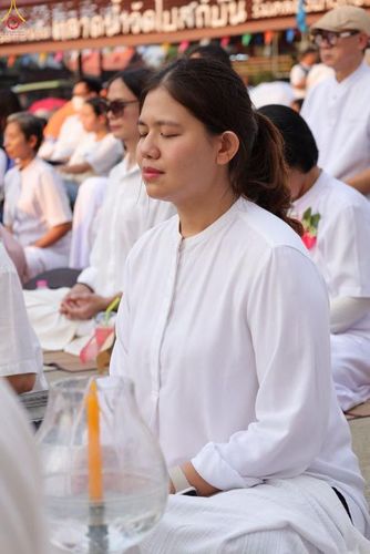 ภาพ No.297083:วันที่ 17 มกราคม พ.ศ. 2569 พิธีจุดประทีปถวายเป็นพุทธบูชา และบูชาธรรมมหาปูชนียาจารย์ (ภาพชุดที่ 2) ณ วัดโบสถ์บน ต.บางคูเวียง จ.นนทบุรี อนุสรณ์สถานลำดับที่ 4 สถานที่เกิดด้วยกายธรรม ในโครงการธรรมยาตรา กตัญญูบูชา มหาปูชนียาจารย์ พระมงคลเทพมุนี(สด จนฺทสโร) พร