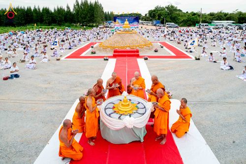 ภาพ No.346649:วันอาทิตย์ที่ 30 สิงหาคม พ.ศ.2569 พิธีทอดผ้าป่า สวดธรรมจักรกัปปวัตนสูตรกลั่นแผ่นดินโปรยรัตนชาติ  สถาปนาองค์พระเจดีย์เพื่อสร้างสันติภาพโลก  ณ ศูนย์ปฏิบัติธรรมพนมสารคาม (เพชรตะวัน) จังหวัดฉะเชิงเทรา