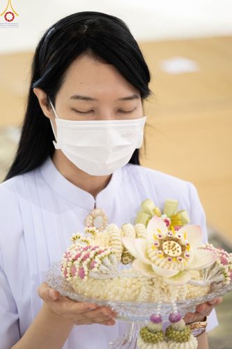 ภาพ No.78986:พิธีวางแผ่นจารึกชื่อ และพิธีวางพวงมาลัยสักการะพระบรมพุทธเจ้า ณ สภาธรรมกายสากล วัดพระธรรมกาย วันที่ 2 เมษายน พ.ศ. 2566