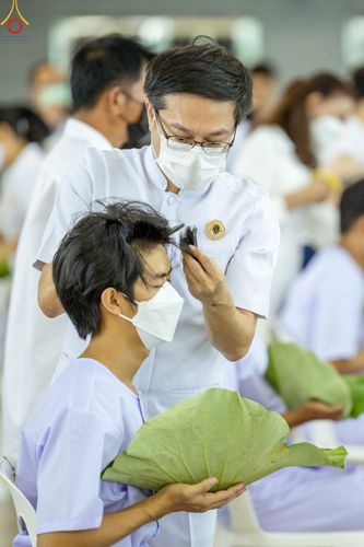 ภาพ No.78721:พิธีปลงผมนาคธรรมทายาท โครงการอบรมยุวธรรมทายาท มัชฌิมธรรมทายาท และธรรมทายาทรุ่นอุดมศึกษา ณ สภาธรรมกายสากล วัดพระธรรมกาย วันเสาร์ที่ 1 เมษายน พ.ศ. 2566