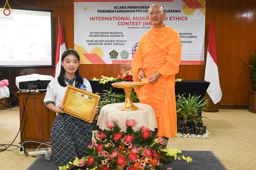 ภาพ No.82202:พิธีมอบรางวัลเกียรติยศและ การลงนามข้อตกลงความร่วมมือ (MOU)  โครงการสอบแข่งขัน  สอบตอบปัญหามงคลชีวิต 38 ประการ  ระหว่างประเทศ ในวันเสาร์ที่ 3 มิ.ย. พ.ศ.2566 ณ ห้องประชุม อวัทธนะ มหาเจดีย์บุโรพุทโธ ประเทศอินโดนีเซีย