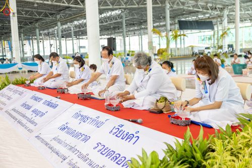 ภาพ No.80291:พิธีตักบาตรฉลองพระใหม่ ในโครงการบรรพชาอุปสมบทหมู่วันคุ้มครองโลก ณ สภาธรรมกายสากล วัดพระธรรมกาย วันอาทิตย์ที่ 16 เมษายน พ.ศ.2566