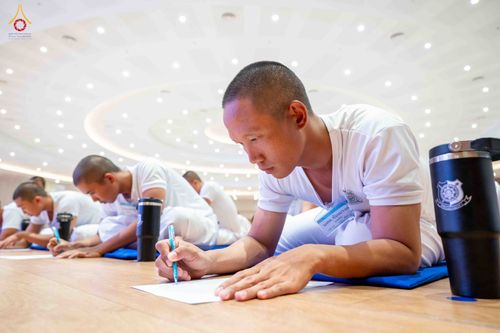 ภาพ No.341536:วันที่ 26 กรกฎาคม พ.ศ. 2569 โครงการพัฒนาคุณธรรม จริยธรรม สำหรับนักเรียนนายสิบตำรวจ (นสต.) รุ่นที่ 17 ศูนย์ฝึกอบรมตำรวจภูธรภาค 1 ได้จัดกิจกรรม  จุดเทียนรวมใจและปฏิบัติธรรมเจริญสมาธิภาวนา เพื่อน้อมอุทิศถวายเป็นพระราชกุศลฯ ณ ศูนย์ปฏิบัติธรรมเวิล์ดพีช วัลเล่