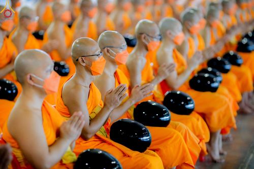 ภาพ No.78813:พิธีตักบาตร ข้าวสารอาหารแห้ง พิธีบูชาข้าวพระ ในวันอาทิตย์ต้นเดือนที่ 2 เมษายน พ.ศ. 2566