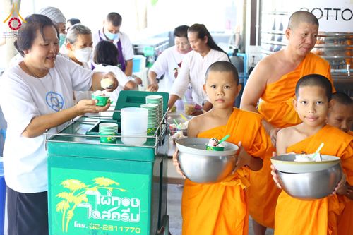 ภาพ No.320947:วันเสาร์ที่ 11 เมษายน พ.ศ.2569 พิธีตักบาตรฉลองสามเณรใหม่ ณ ศูนย์อบรมเยาวชนนครปฐม