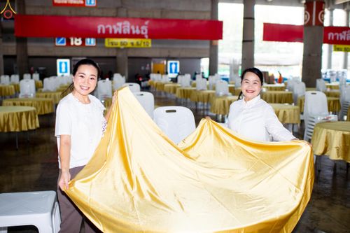 ภาพ No.322327:วันที่ 15 เมษายน พ.ศ.2569 การเตรียมงาน เช็ดโต๊ะ เก้าอี้ ปูผ้าโต๊ะฉัน เพื่องานถวายมหาสังฆทาน 40,000 กว่าวัดทั่วประเทศ วันคุ้มครองโลก 22 เมษายน พ.ศ.2569 วัดพระธรรมกาย