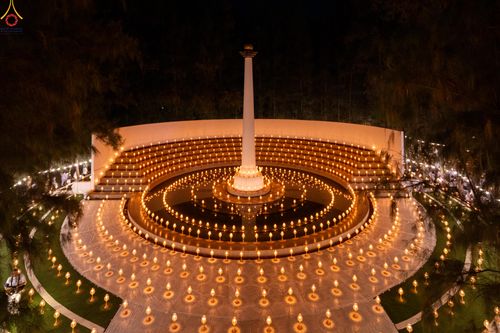 ภาพ No.290235:วันที่ 6 มกราคม พ.ศ. 2569 พิธีจุดประทีปถวายเป็นพุทธบูชา และบูชาธรรมมหาปูชนียาจารย์ (ภาพชุดที่ 2) ณ อนุสรณ์สถานมหาวิหารพระมงคลเทพมุนี (โลตัสแลนด์) อ.สองพี่น้อง จ.สุพรรณบุรี ในโครงการธรรมยาตรา กตัญญูบูชา มหาปูชนียาจารย์ พระมงคลเทพมุนี(สด จนฺทสโร) พระผู้ปรา