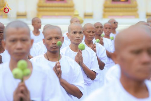 ภาพ No.278502:วันอาทิตย์ที่ 14 ธันวาคม พ.ศ.2568  พิธีเวียนประทักษิณ พิธีวันทาสีมาพระประธาน โครงการบวชบูชาธรรมมหาปูชนียาจารย์ ของศูนย์ปฏิบัติธรรมบุรีรัมย์ ณ วัดกลาง พระอารามหลวง จังหวัดบุรีรัมย์