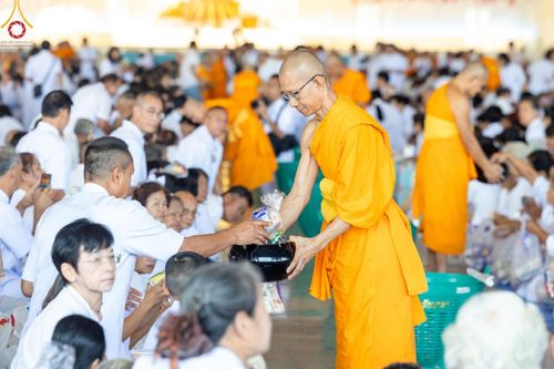ภาพ No.167525:พิธีตักบาตรและพิธีบูชาข้าวพระ ในวันอาทิตย์ที่ 3 พฤศจิกายน พ.ศ. 2567 ณ วัดพระธรรมกาย