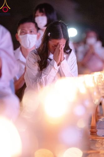 ภาพ No.112204:พิธีจุดประทีปถวายเป็นพุทธบูชา และบูชาธรรมมหาปูชนียาจารย์ พระมงคลเทพมุนี(สด จนฺทสโร) ในโครงการธรรมยาตรา กตัญญูบูชา มหาปูชนียาจารย์ พระมงคลเทพมุนี(สด จนฺทสโร) พระผู้ปราบมาร อนุสรณ์สถาน 7 แห่ง ปีที่ 12 วันที่ 14 มกราคม พ.ศ. 2567 ณ วัดสองพี่น้อง อ.สองพี่น้อง