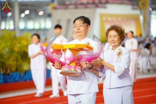 ภาพ No.215422:วันอาทิตย์ต้นเดือนที่ 6 เมษายน พ.ศ. 2568 ขบวนอัญเชิญผ้าป่าสมทบ มหาสังฆทาน 40,000 กว่าวัดทั่วประเทศ ณ สภาธรรมกายสากล วัดพระธรรมกาย