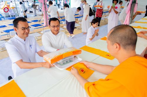 ภาพ No.201837:พิธีถวายภัตตาหารเป็นสังฆทาน แด่พระธรรมยาตรา ณ อนุสรณ์สถานบางปลา วัดบางปลา อำเภอบางเลน จังหวัดนครปฐม ในโครงการธรรมยาตรา กตัญญูบูชา มหาปูชนียาจารย์ พระมงคลเทพมุนี(สด จนฺทสโร) พระผู้ปราบมาร อนุสรณ์สถาน 7 แห่ง ปีที่ 13 วันที่ 26 มกราคม พ.ศ. 2568